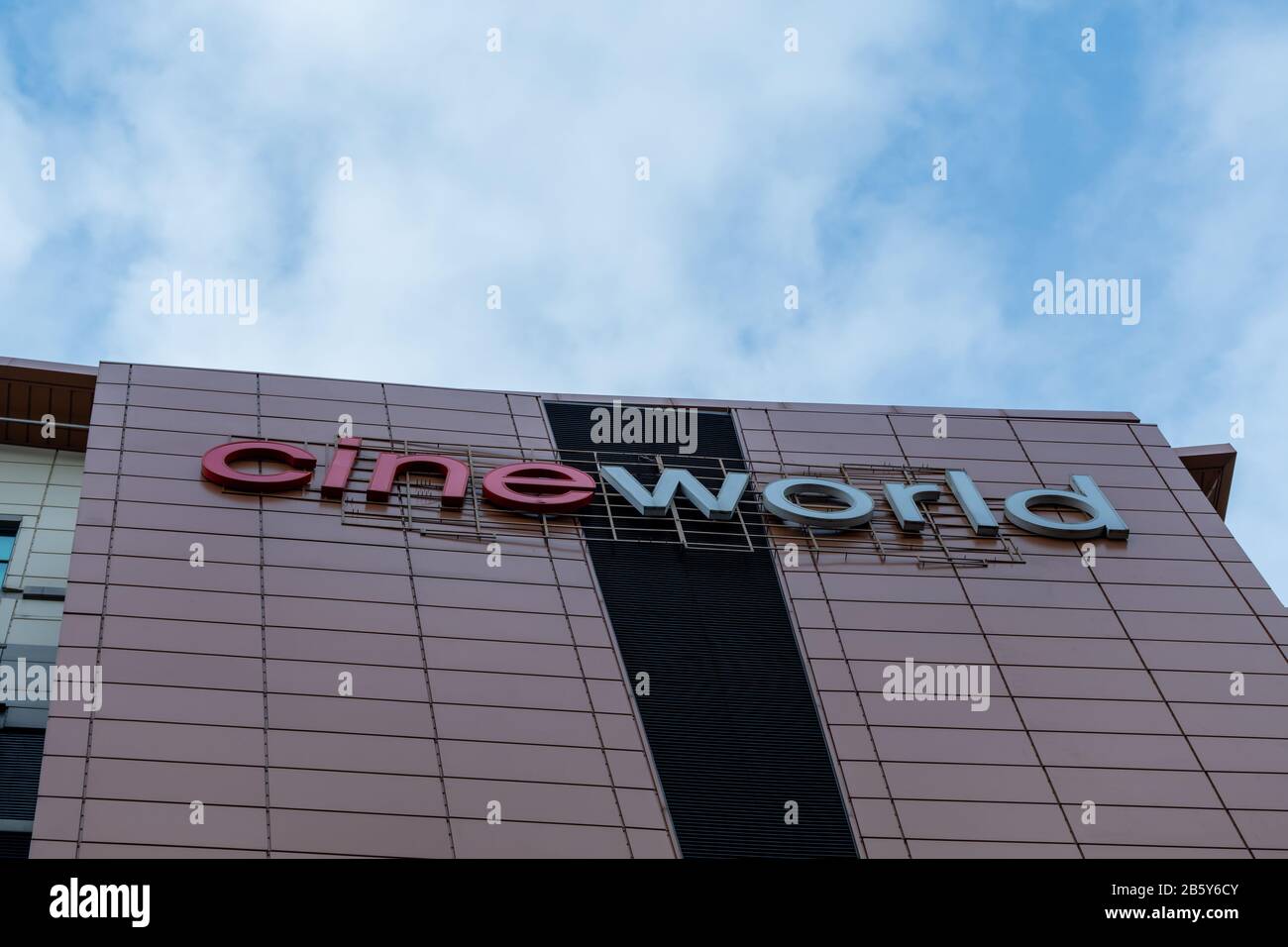 Le logo Cineworld à l'extérieur du Cineworld Building, situé dans le centre-ville de Glasgow, en Écosse Banque D'Images