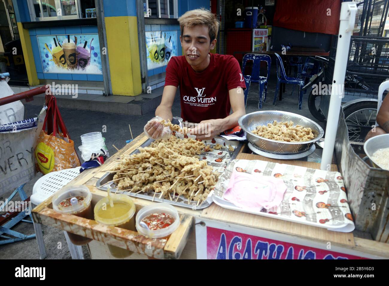 Antipolo, Rizal, Philippines - 28 février 2020: Le vendeur de nourriture de rue à leur stand de nourriture vend des innards de poulet frits profonds appelés buche et bau bat Banque D'Images