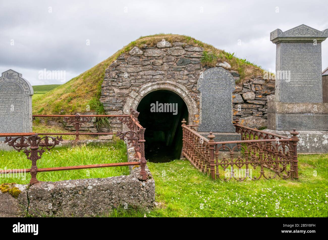 Mausolée dans le cimetière de l'église de Tingwall, Shetland. Il ne reste que des vestiges de l'église St Magnus, construite à la fin des années 1100. Banque D'Images