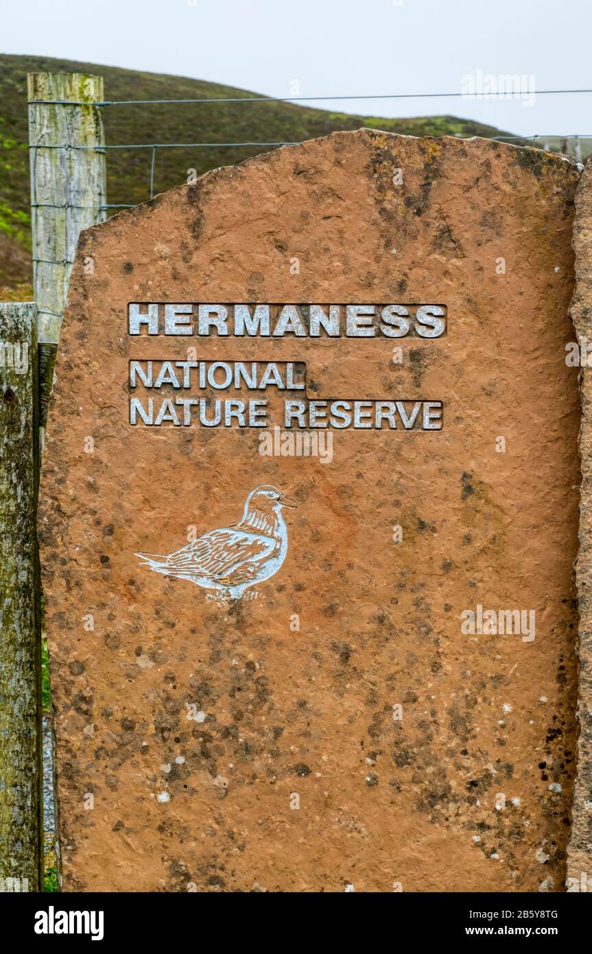 Panneau en pierre sculpté pour La Réserve naturelle nationale d'Hermaness au nord de l'île d'Unst, Shetland. Banque D'Images