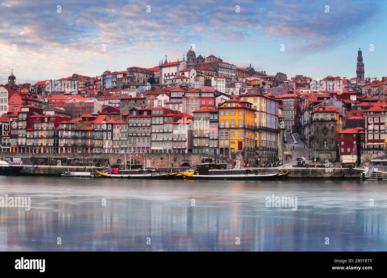 Ville de Porto (Porto) Vieille ville, le Portugal. Vallée de la rivière Douro. Panorama de la célèbre ville portugaise. Banque D'Images