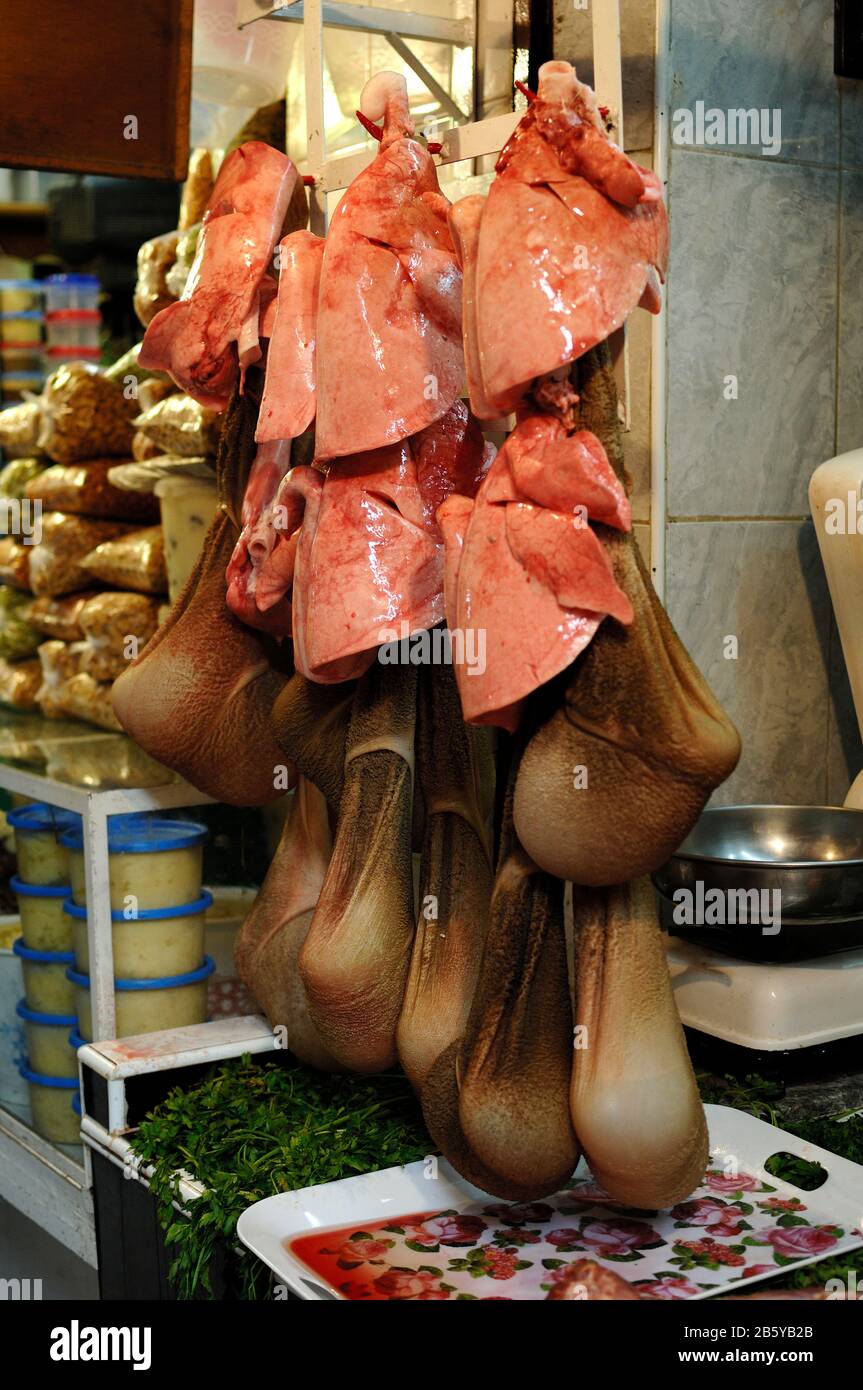 Bouchers Stall Vendre des testicules de viande fraîche et de Camel dans la Médina ou le marché couvert Fez Maroc Banque D'Images