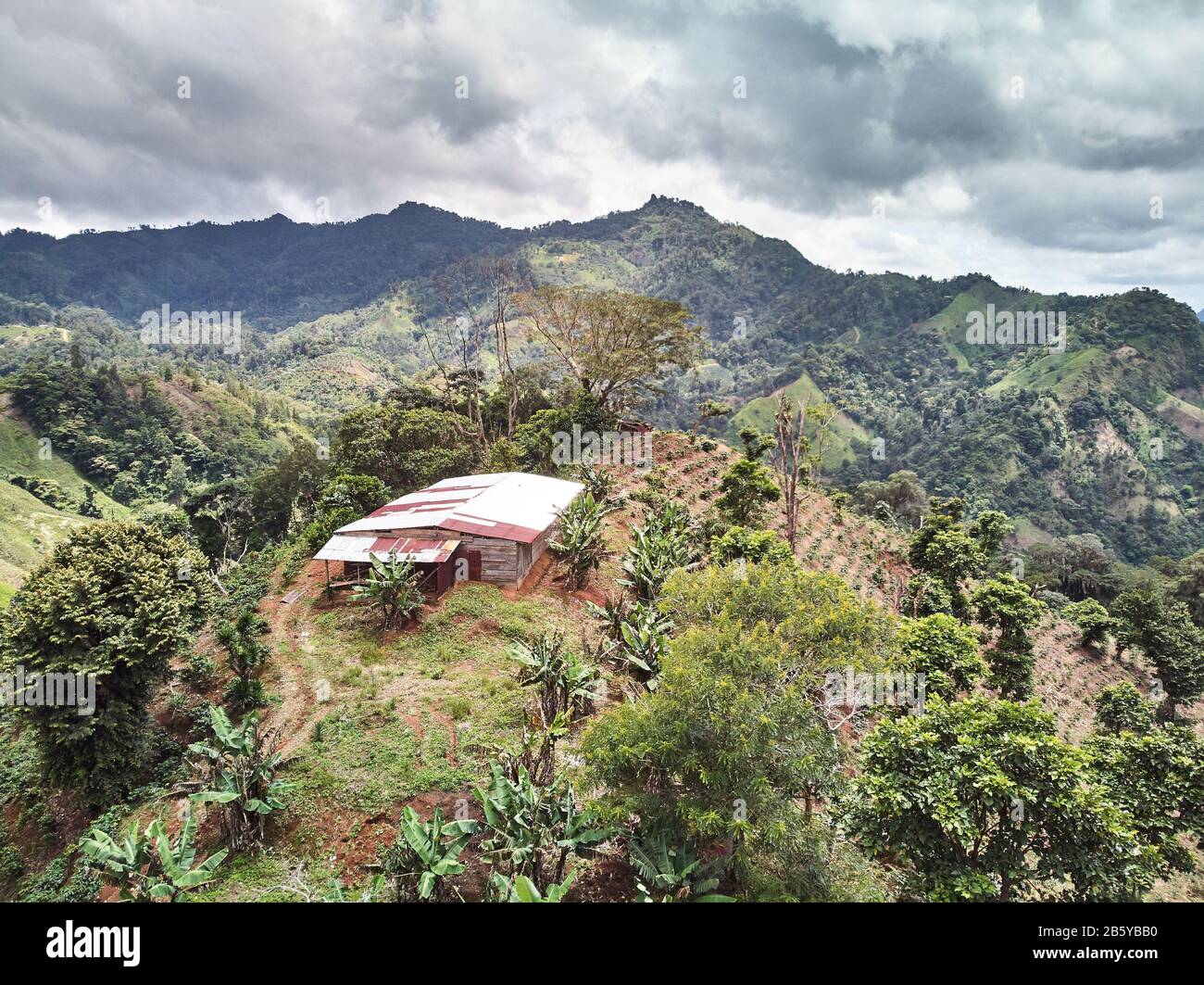 Ferme rurale dans le paysage de montagne vue aérienne drone Banque D'Images