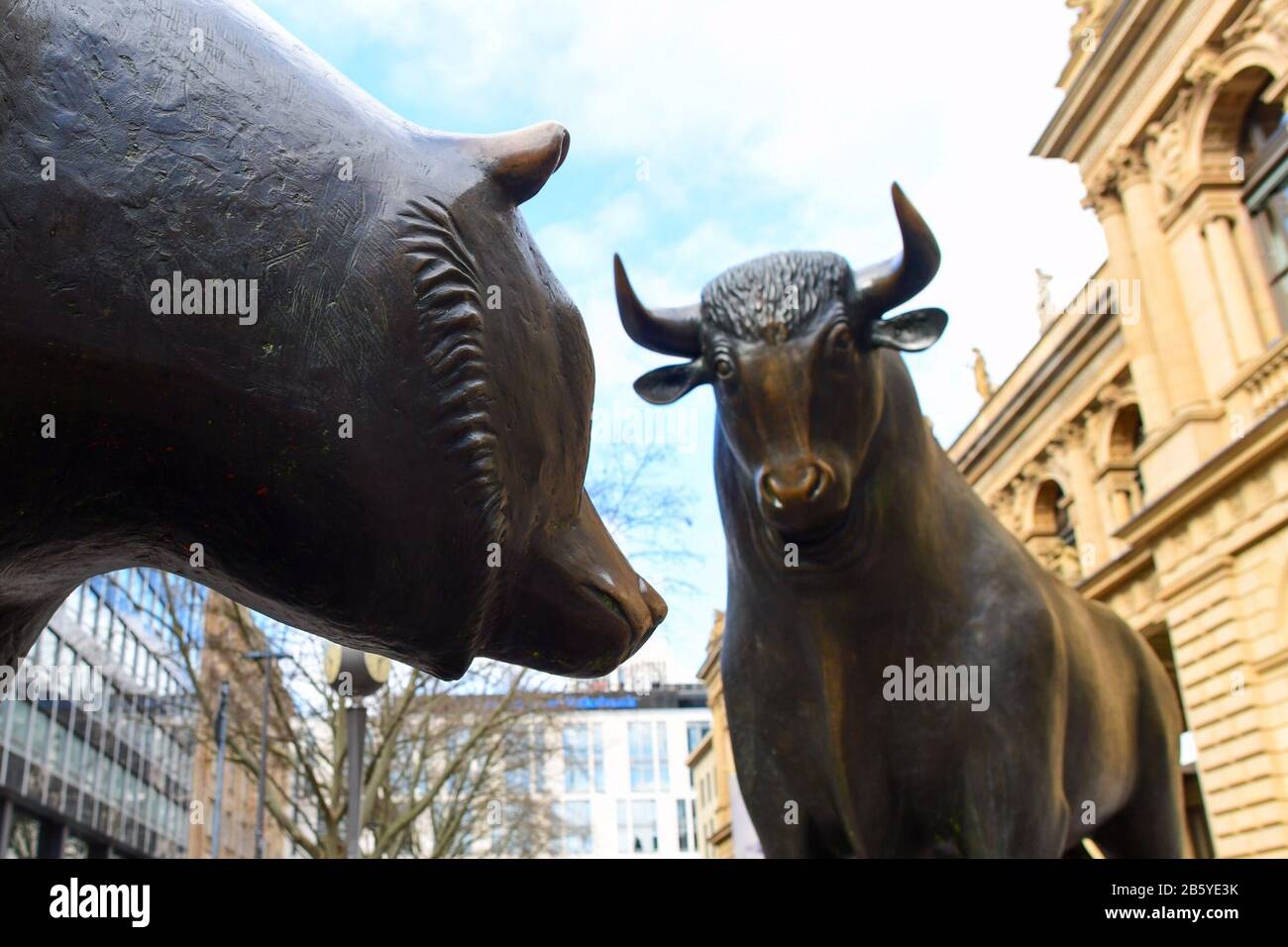 Bâtiment De La Bourse De Francfort, Francfort, Allemagne. 9 mars 2020. Dax Index cherchant à entrer sur le marché de l'ours comme il tombe tôt le lundi crédit: Kay Roxby/Alay Live News Banque D'Images