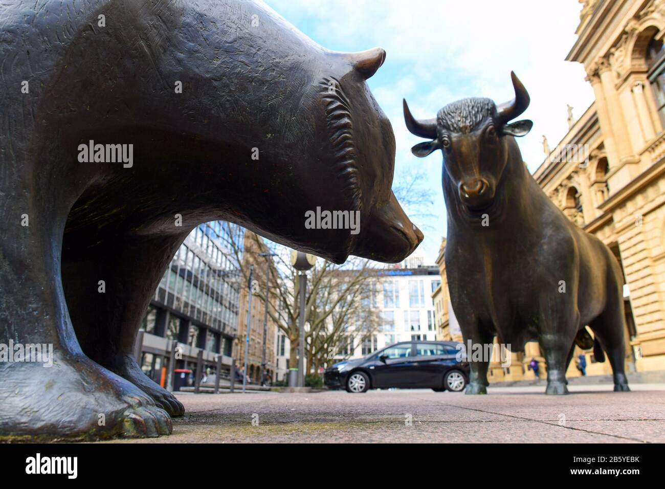 Bâtiment De La Bourse De Francfort, Francfort, Allemagne. 9 mars 2020. Dax Index cherchant à entrer sur le marché de l'ours comme il tombe tôt le lundi crédit: Kay Roxby/Alay Live News Banque D'Images