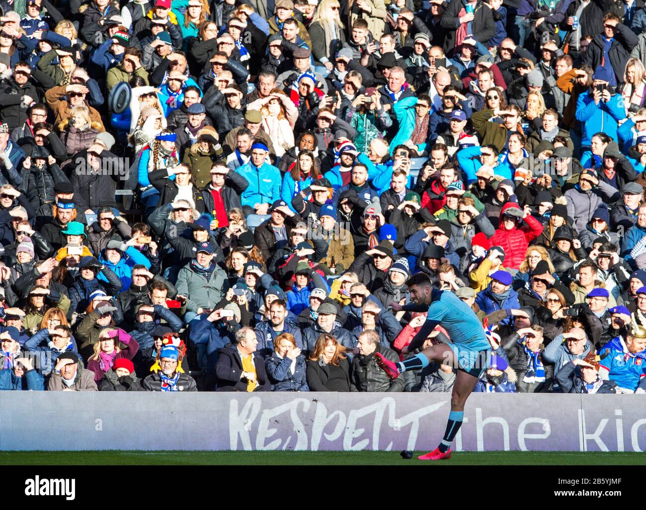 Guinness Six Nations Test: Ecosse Contre France, Bt Murrayfield Stadium, Édimbourg, Écosse, Royaume-Uni. 8 mars 2020. Adam Hastings, l’Écosse, prend un coup de pouce à la conversion. Crédit: Ian Rutherford/Alay Live News. Banque D'Images