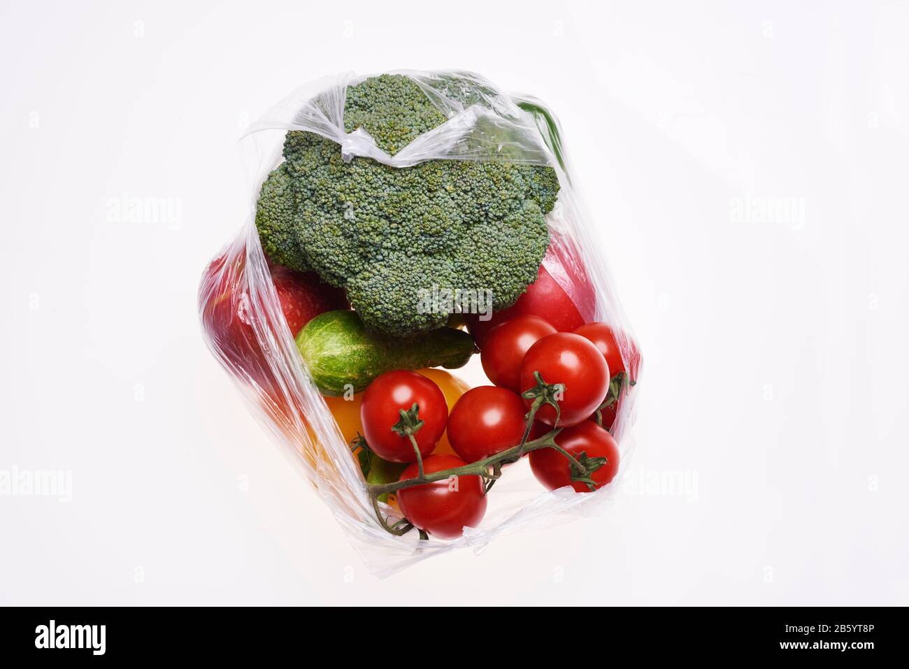 Sac de légumes en plastique sur fond blanc Banque D'Images