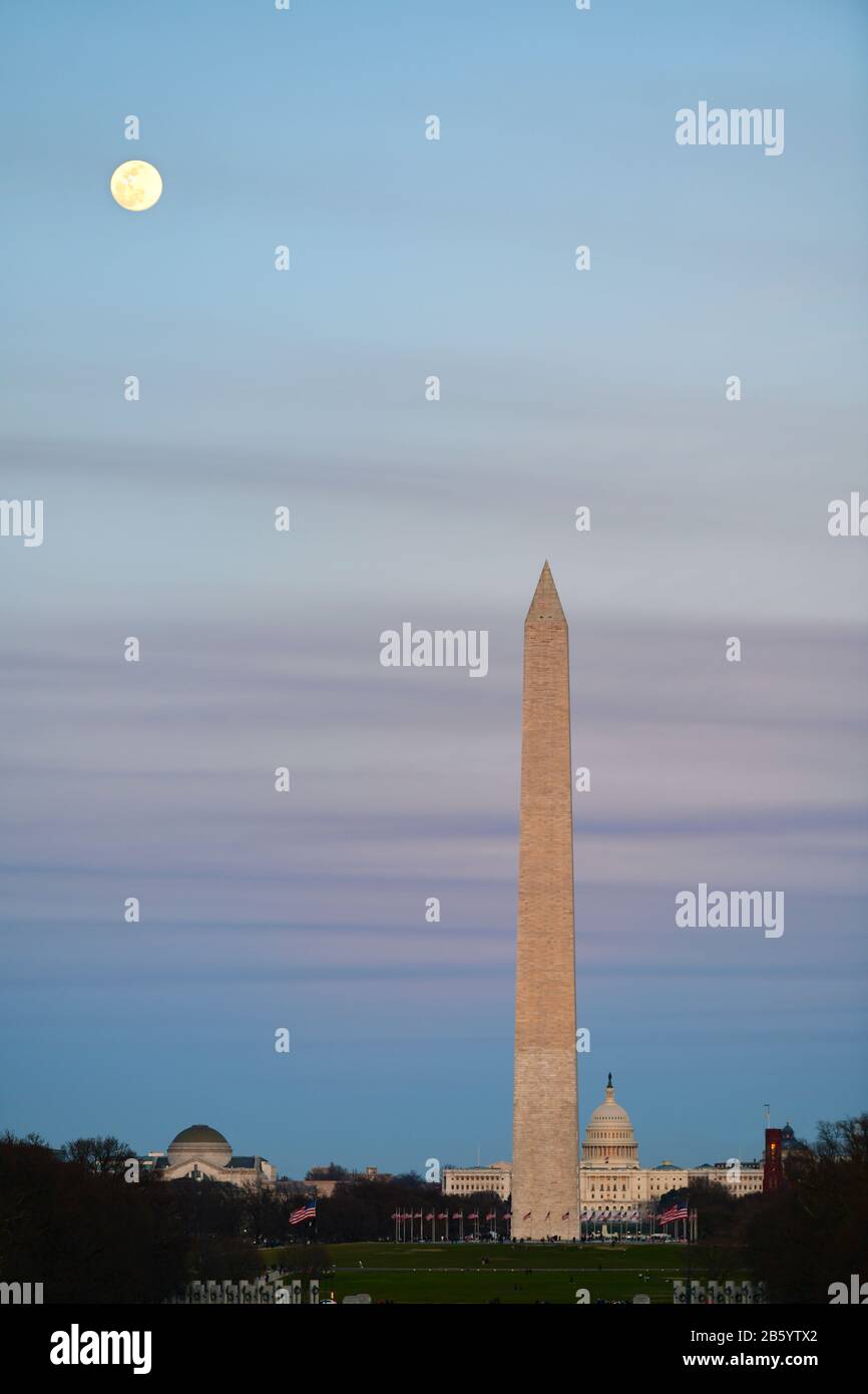 USA Washington DC The National Mall Washington Monument et U.S. Capitol Building début printemps pleine lune Banque D'Images