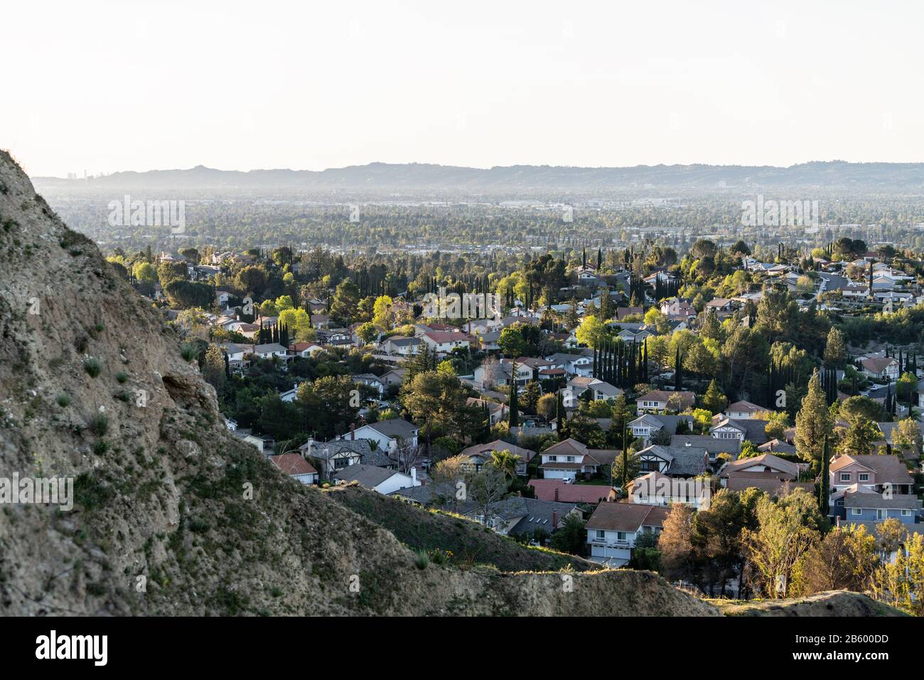 North San Fernando Valley Maisons À Los Angeles, Californie. Les montagnes de Santa Monica sont en arrière-plan. Banque D'Images
