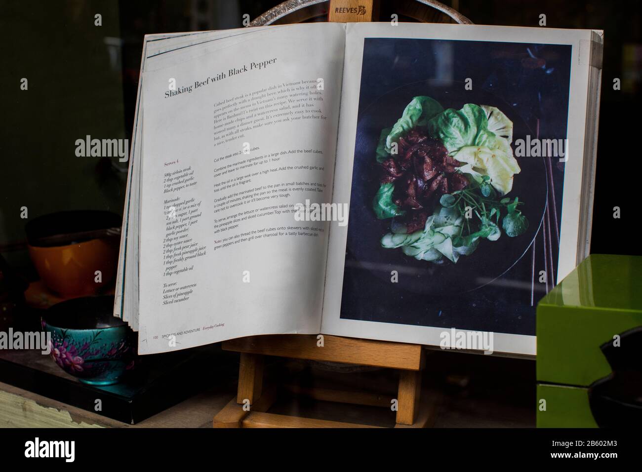 Livre de recettes avec photo de la nourriture dans la fenêtre du restaurant chinois, Soho, Londres Banque D'Images