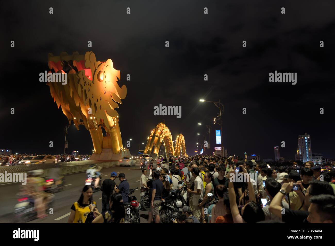 Beaucoup de gens qui attendent le feu et le spectacle d'eau sur le pont du dragon Banque D'Images