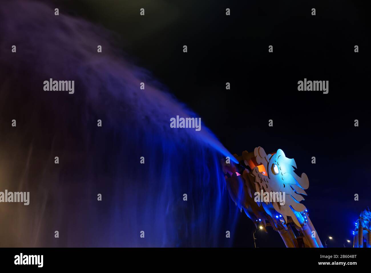 Dragon crache l'eau dans l'obscurité de la nuit. Pont Dragon à Da Nang, Vietnam Banque D'Images