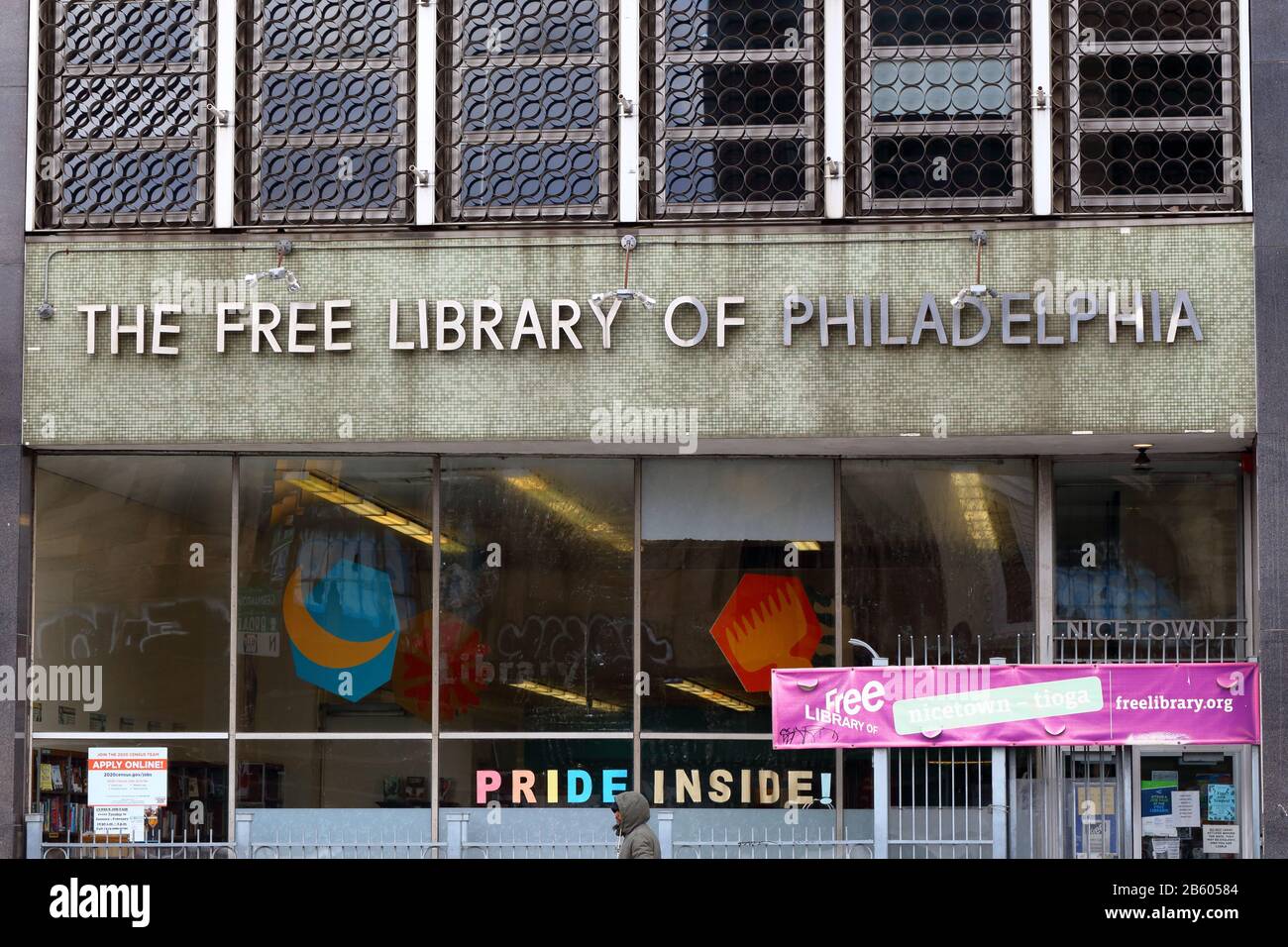 Bibliothèque Nicetown-Tioga, bibliothèque gratuite de Philadelphie, 3720 N Broad St, Philadelphie, PA. Vitrine extérieure d'une bibliothèque publique à Nicetown. Banque D'Images