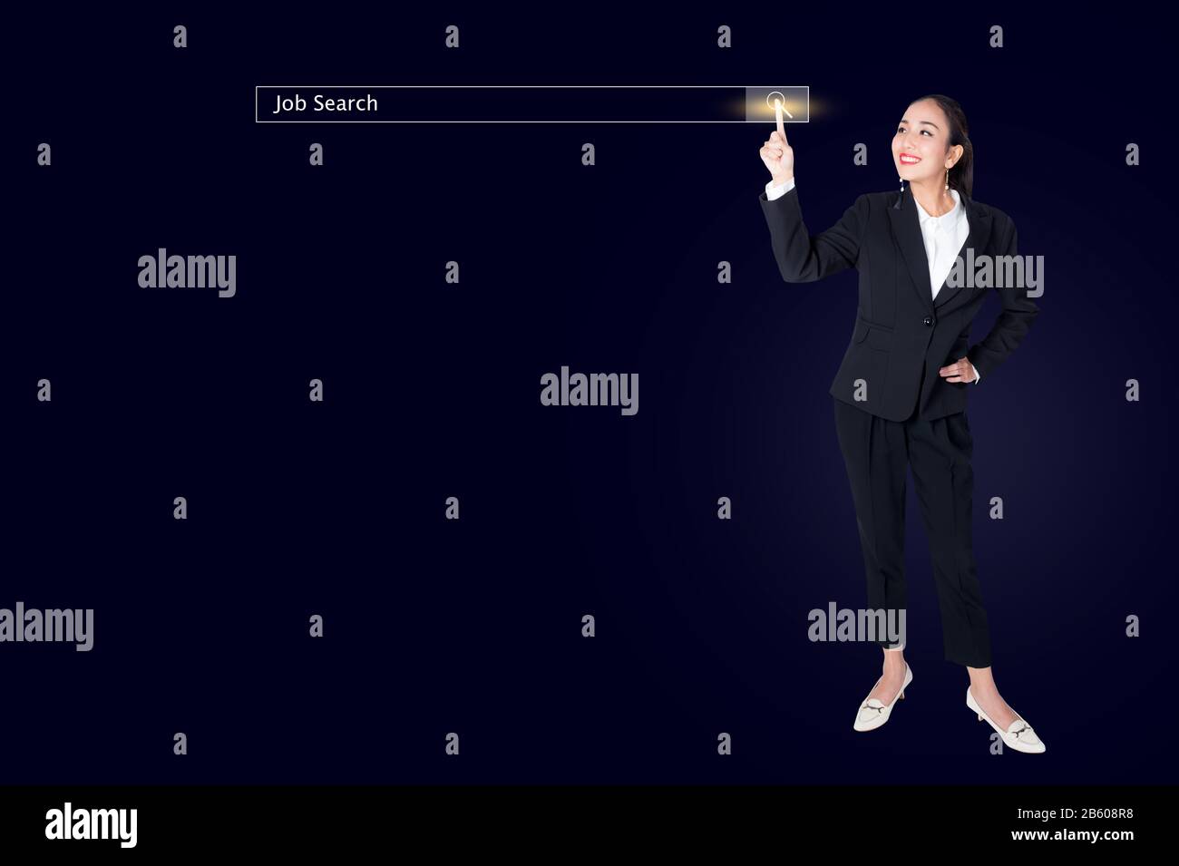 Businesswoman en cliquant sur la page de recherche internet sur l'écran d'ordinateur tactile Banque D'Images