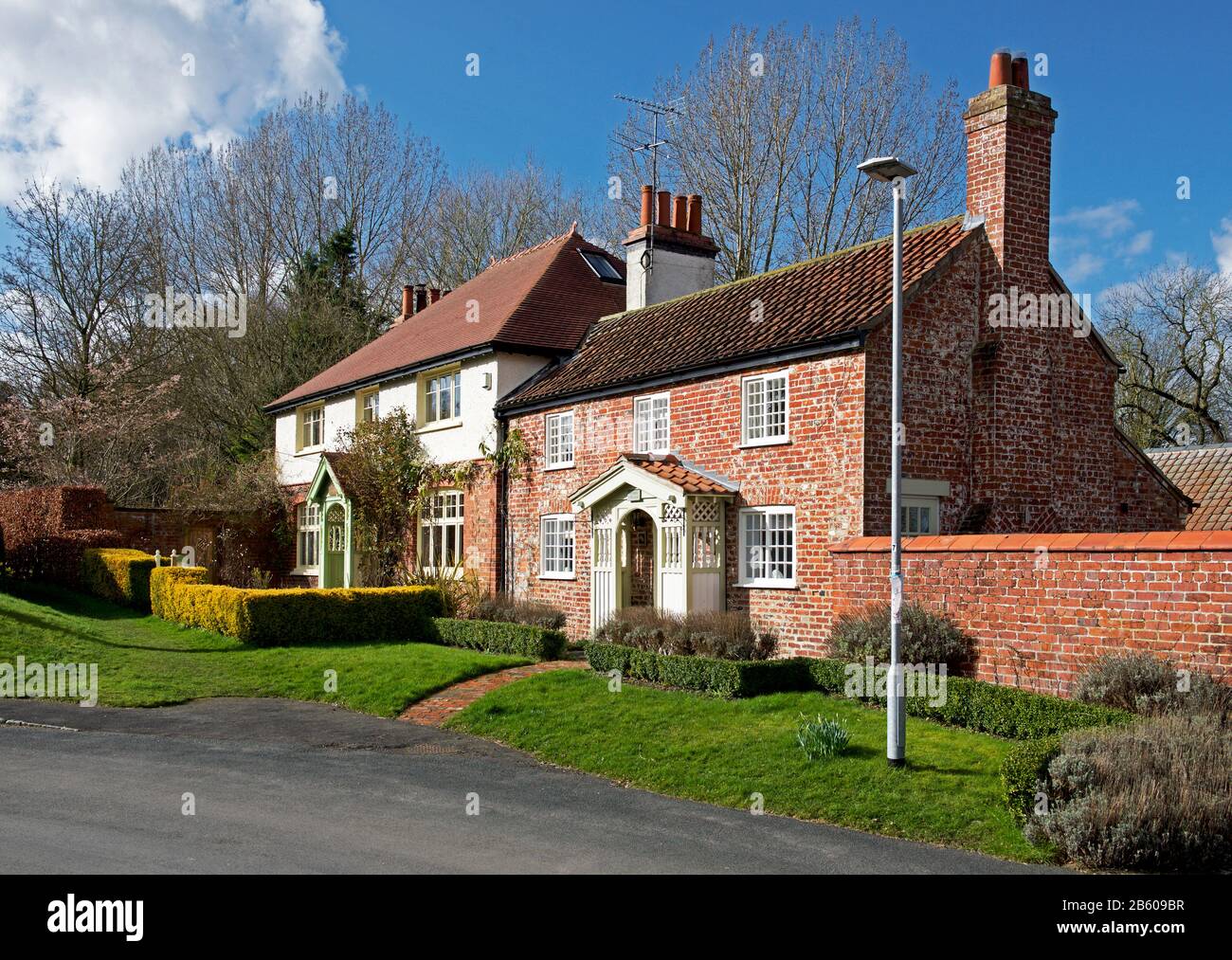 Maisons dans le village de Kirkburn, Yorkshire de l'est, Angleterre Royaume-Uni Banque D'Images Maisons dans le village de Kirkburn, Yorkshire de l'est, Angleterre Royaume-Uni Banque D'Images