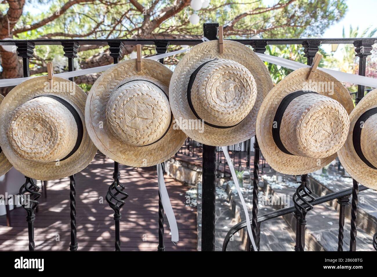 Chapeaux de paille pour la décoration de mariage sur la clôture. Gros plan  Photo Stock - Alamy