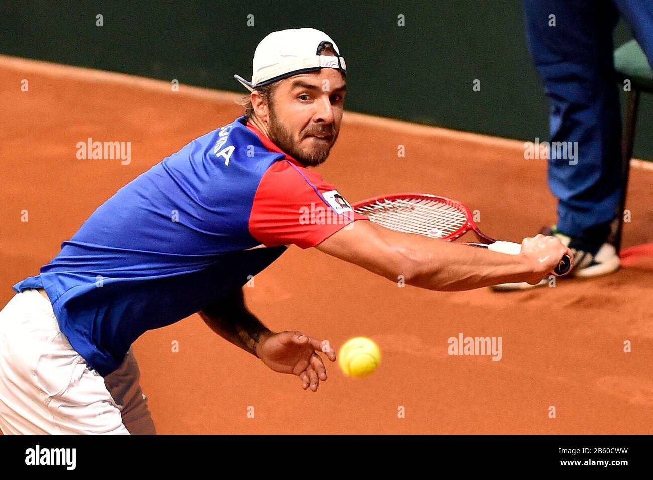 Andrej Martin, joueur de l'équipe slovaque de la coupe Davis, en action  lors de la qualification de la coupe Davis en République tchèque contre la  Slovaquie à Bratislava, Slovaquie, le 7 mars