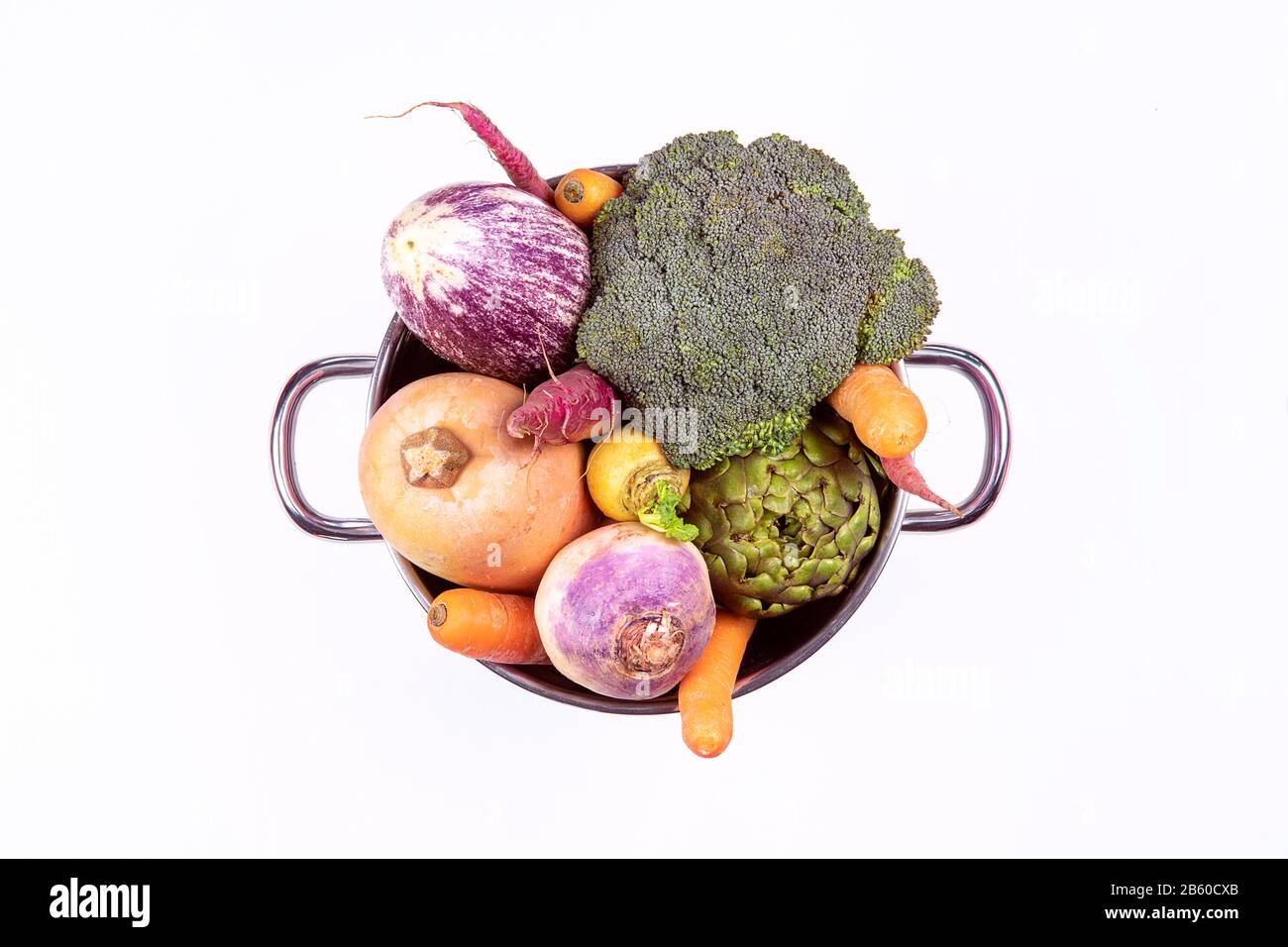 Arragment de légumes frais colorés à l'intérieur d'une casserole en acier sur fond blanc, plat. Concept de mode de vie sain Banque D'Images