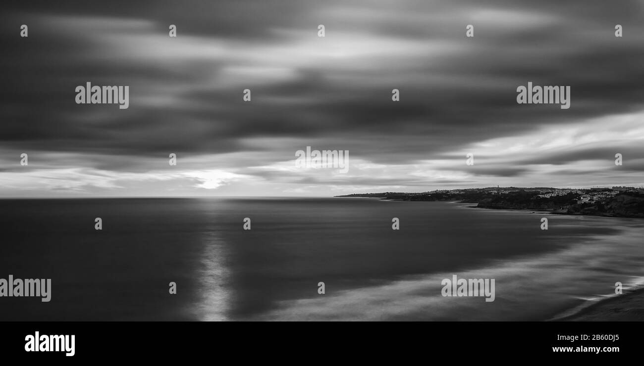 Panorama noir et blanc, la plage de Falesia. Albufeira Banque D'Images