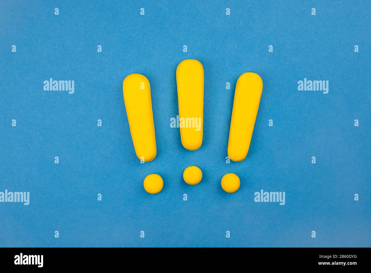 Trois points d'exclamation vifs sur fond bleu. Gardez le concept d'attention, le contexte d'importance, l'avertissement. Banque D'Images