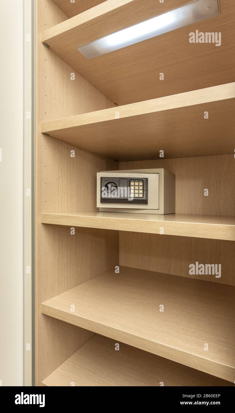 Coffre-fort pour ranger vos objets de valeur dans une armoire en bois.  Intérieur Photo Stock - Alamy