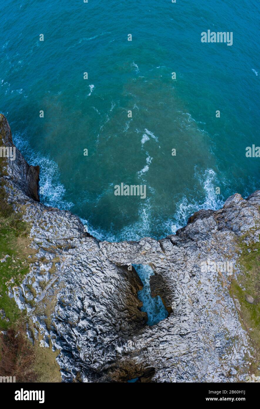 Paysage aérien de la plage de Cobijero et de l'arche naturelle El Salto del Caballo, Buelna, Llanes council, Asturies, Mer Cantabrique, Espagne, Europe Banque D'Images