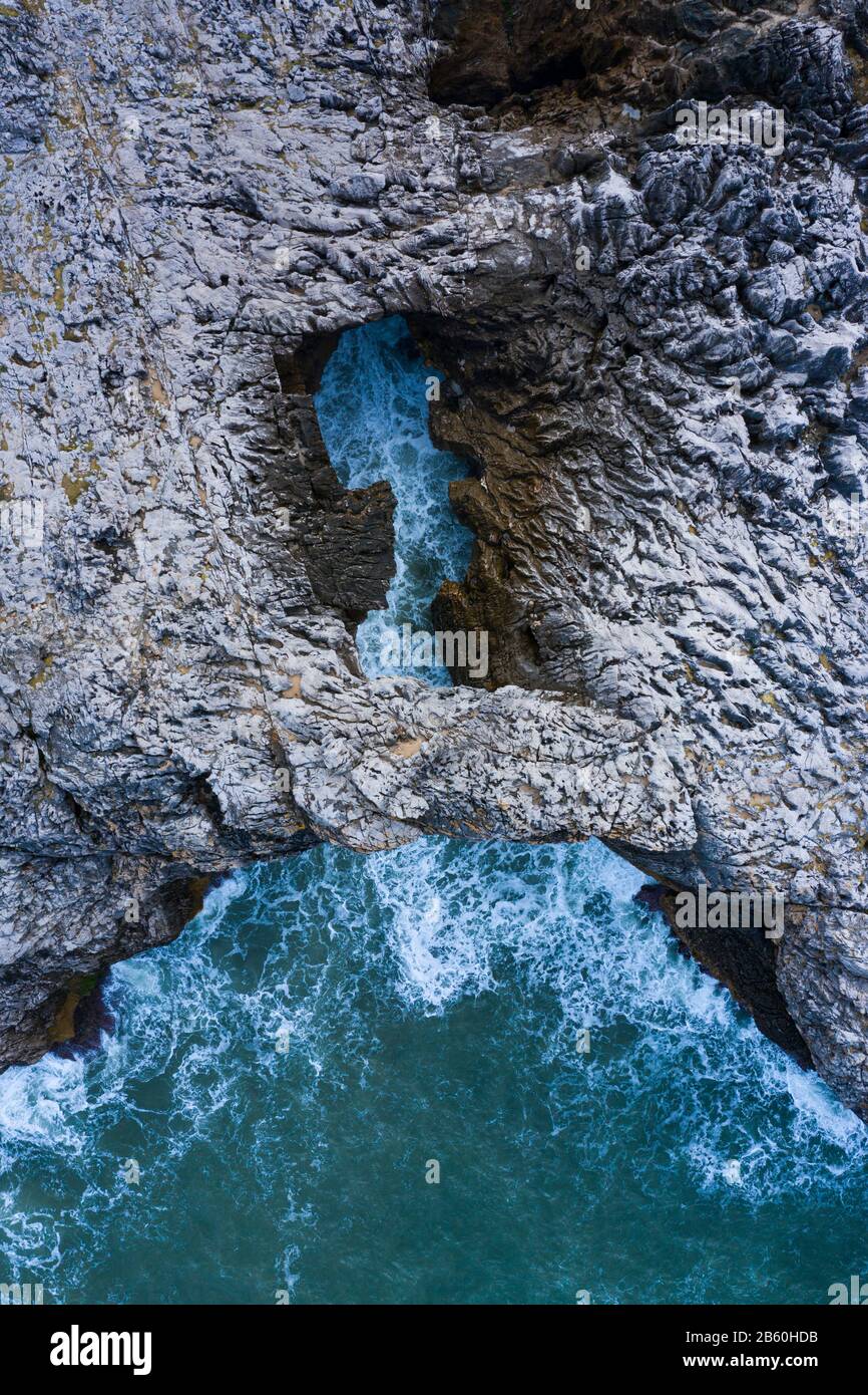 Paysage aérien de la plage de Cobijero et de l'arche naturelle El Salto del Caballo, Buelna, Llanes council, Asturies, Mer Cantabrique, Espagne, Europe Banque D'Images