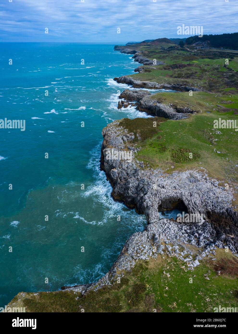 Paysage aérien de la plage de Cobijero et de l'arche naturelle El Salto del Caballo, Buelna, Llanes council, Asturies, Mer Cantabrique, Espagne, Europe Banque D'Images