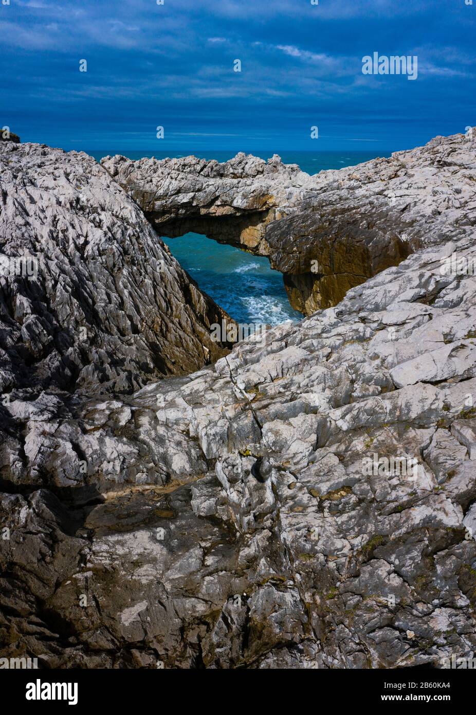 Paysage aérien de la plage de Cobijero et de l'arche naturelle El Salto del Caballo, Buelna, Llanes council, Asturies, Mer Cantabrique, Espagne, Europe Banque D'Images