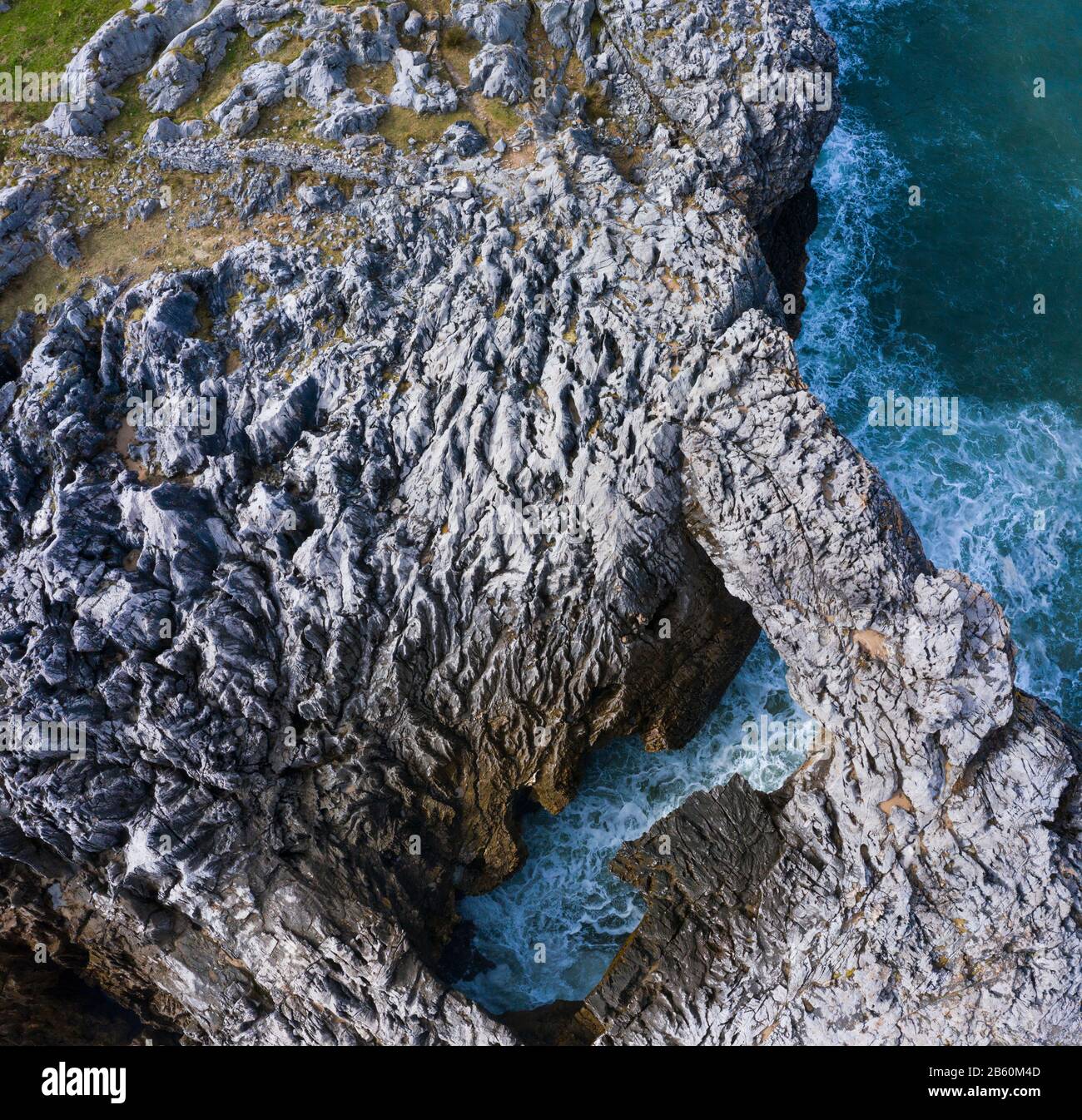 Paysage aérien de la plage de Cobijero et de l'arche naturelle El Salto del Caballo, Buelna, Llanes council, Asturies, Mer Cantabrique, Espagne, Europe Banque D'Images