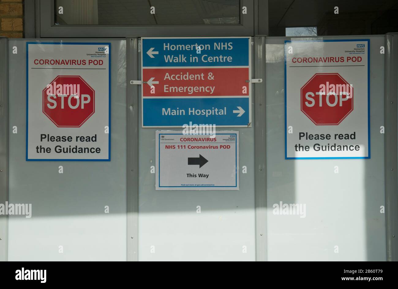Panneaux indiquant Coronavirus pod à l'hôpital NHS de Homerton à Londres, en Angleterre, au Royaume-Uni Banque D'Images