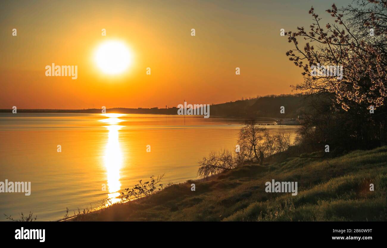 Calme apaisant coucher de soleil dans des couleurs dorées vives Banque D'Images
