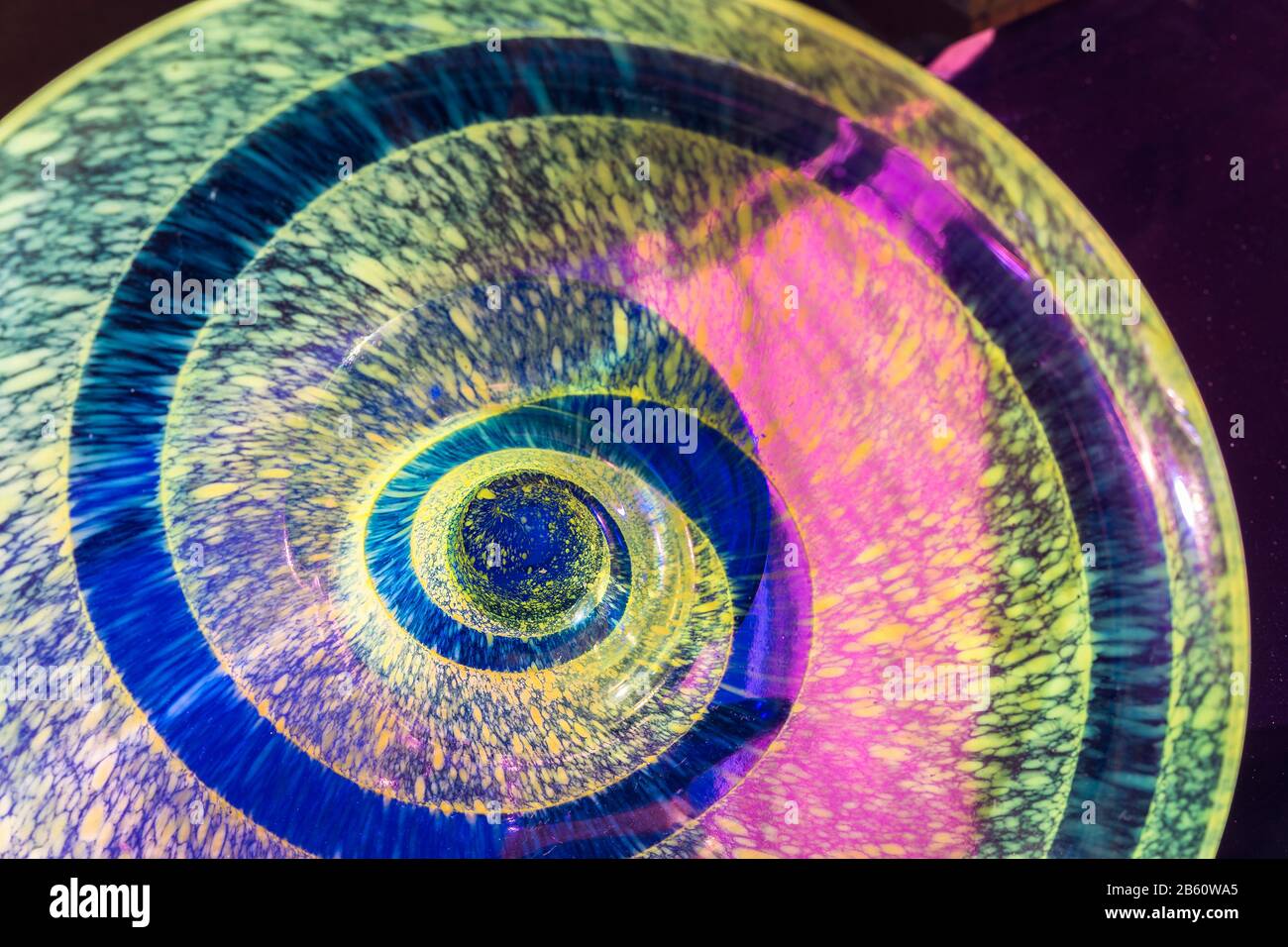 gros plan abstrait de la spirale violette sur fond jaune Banque D'Images