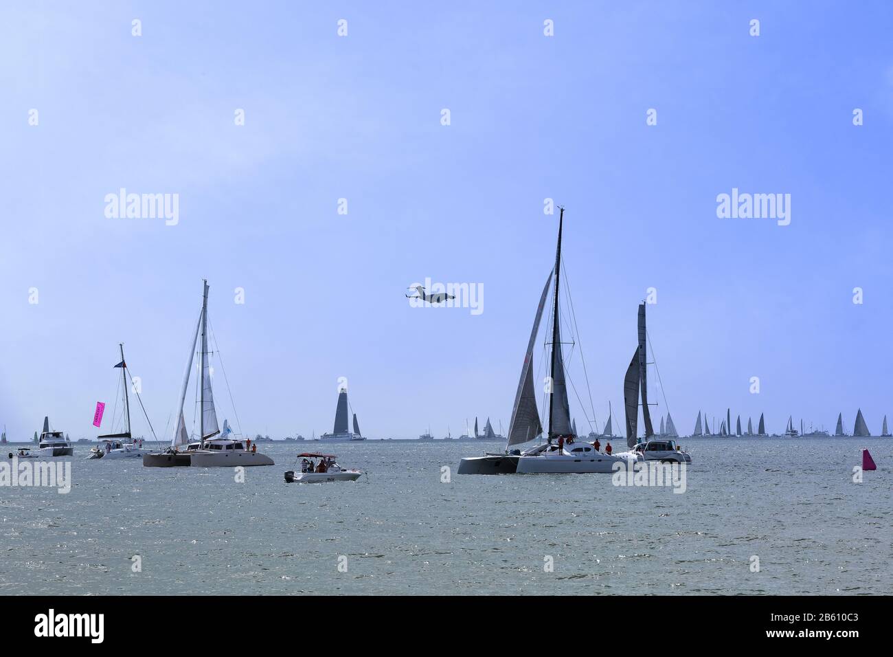 De Brisbane à Gladstone, la course de yacht part de Shorncliffe chaque année au tiime de pâques. La course de 2018 a fait survoler un Globemaster militaire. Banque D'Images