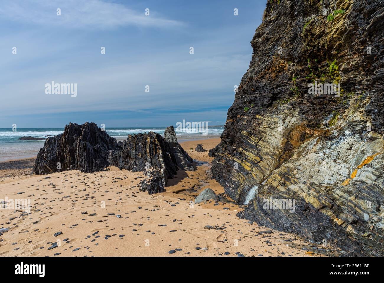 Côte rocheuse avec vue sur la mer. Le ruisseau s'écoule des montagnes. Banque D'Images