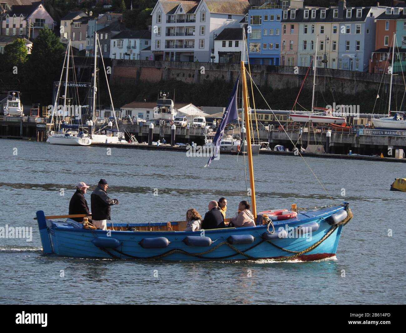 Petit bateau à passagers ouvert sur la rivière Dart à Dartmouth, Devon, royaume-uni Banque D'Images