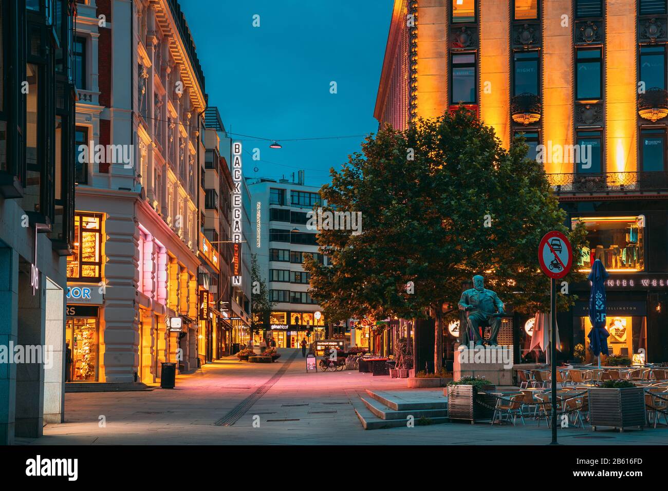 Oslo, Norvège - 24 Juin 2019 : Vue Nocturne Statue De Christian Krohg Sur La Rue Lille Grasen. Maisons Résidentielles De Plusieurs Étages Dans Le Quartier Centrum. Été E Banque D'Images
