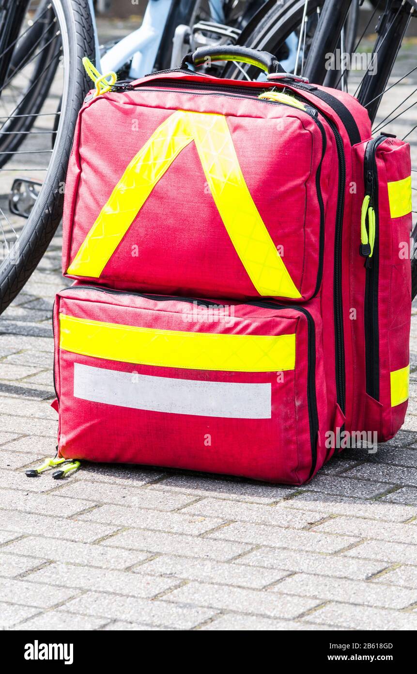 Essen, NRW, Allemagne - 06 MAI 2015 : sac à dos de sauvetage d'un médecin d'urgence dans une Sportveranstalung pour les patients cardiaques à Essen Kupferdreh. Banque D'Images