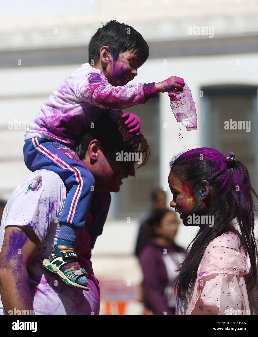 Katmandou, Népal. 9 mars 2020. Un garçon jette de la poudre de couleur lors de la célébration du festival de Hali à Katmandou, capitale du Népal, 9 mars 2020. Le festival des Hali, également connu sous le nom de Festival des couleurs, annonce l'arrivée du printemps. Crédit: Sunil Sharma/Xinhua/Alay Live News Banque D'Images