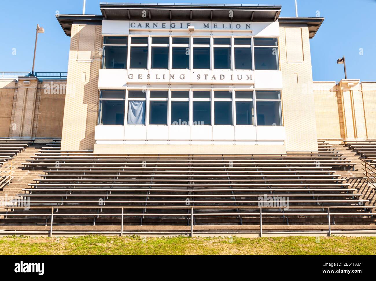 Le coffret de presse du Gesling Stadium avec des mortiers sous celui-ci sur le campus de l'université Carnegie Mellon surplombant le terrain de football de Pittsburgh, PA Banque D'Images