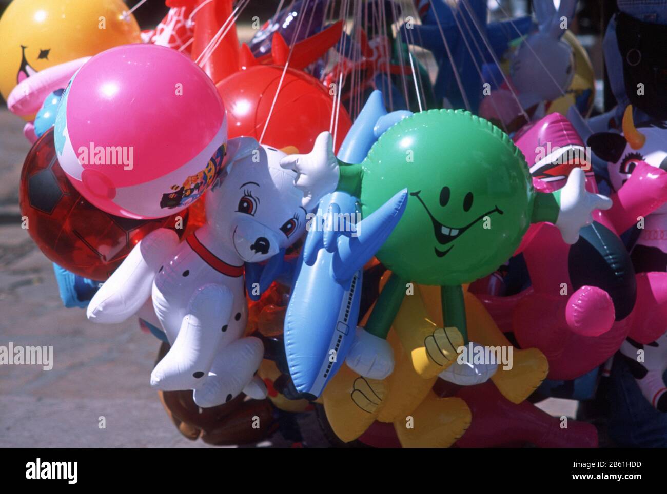 Ballons colorés dans les formes d'animaux, avions, personnages de dessins animés et plus, en vente à Zacatecas, Mexique. Le centre historique de Zacatecas est classé au patrimoine mondial de l'UNESCO. Banque D'Images