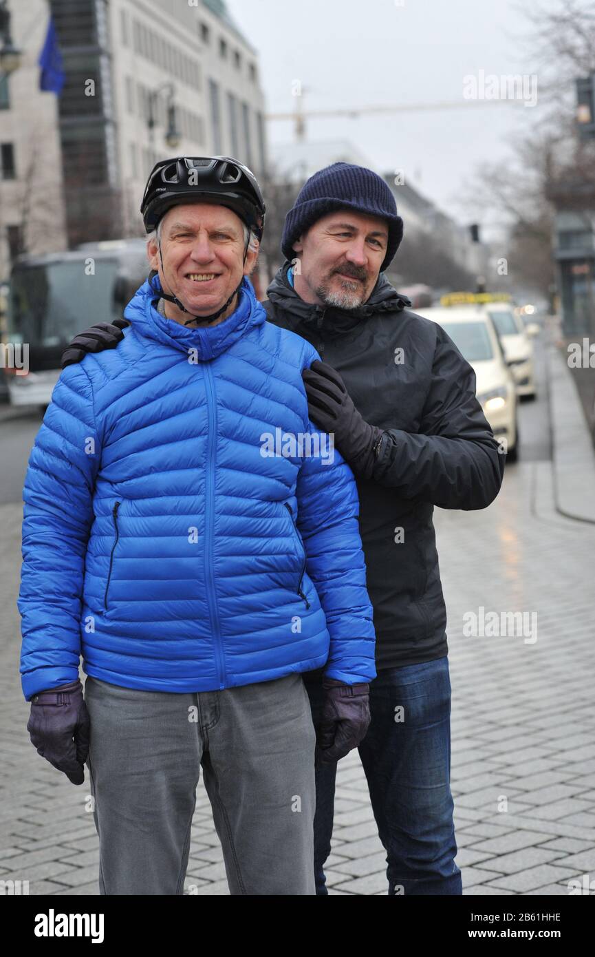 Mitte, Allemagne. 25 janvier 2020. Sven Marx (à gauche) et Juergen Pansin passent leur tandem le 25.1.2020 sur Pariser Platz en face de la porte de Brandebourg. Le 7 mars 2020, le projet hr Berlin - Tokyo, une balade en vélo de 15 000 kilomètres vers les Jeux Paralympiques, commence. Crédit: Thomas Uhlemann/dpa-zentralbild/ZB/dpa/Alay Live News Banque D'Images