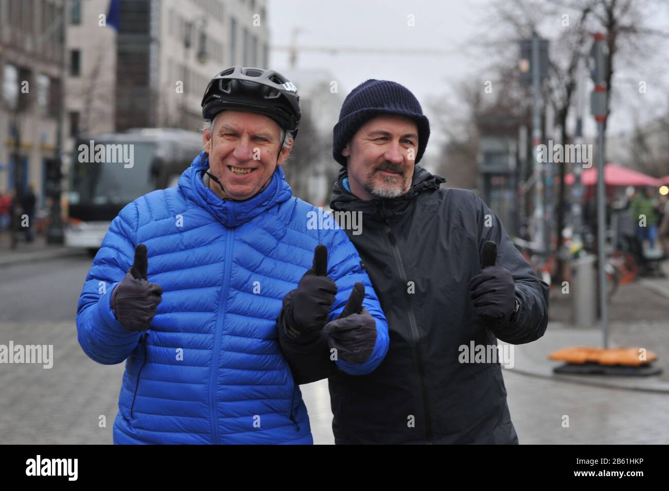 Mitte, Allemagne. 25 janvier 2020. Sven Marx (à gauche) et Juergen Pansin passent leur tandem le 25.1.2020 sur Pariser Platz en face de la porte de Brandebourg. Le 7 mars 2020, le projet hr Berlin - Tokyo, une balade en vélo de 15 000 kilomètres vers les Jeux Paralympiques, commence. Crédit: Thomas Uhlemann/dpa-zentralbild/ZB/dpa/Alay Live News Banque D'Images