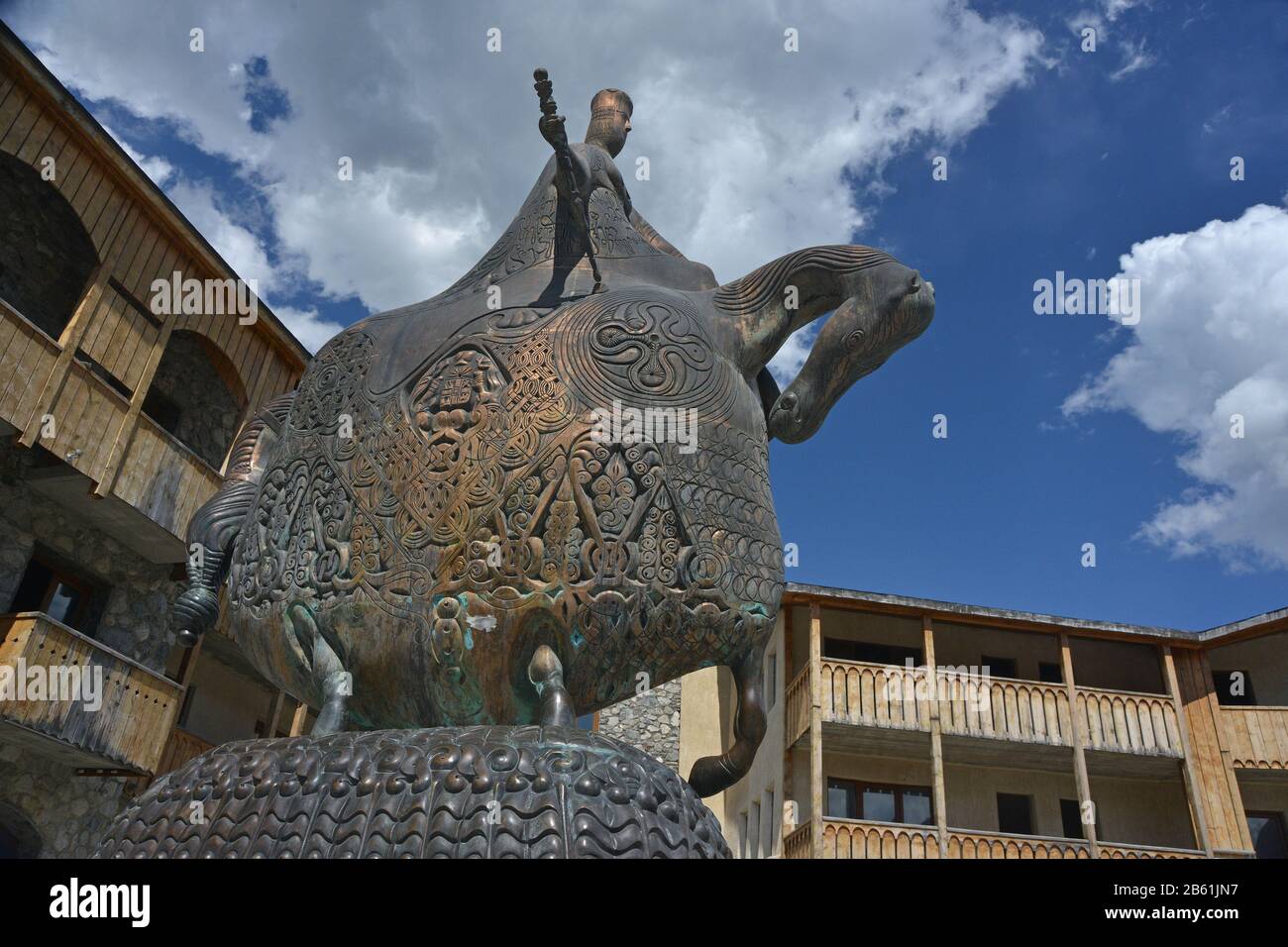 Monument de la reine Tamar à Mestia (Svaneti) sur fond de ciel. Les bâtiments simples en bois sont entourés de sculptures. Banque D'Images