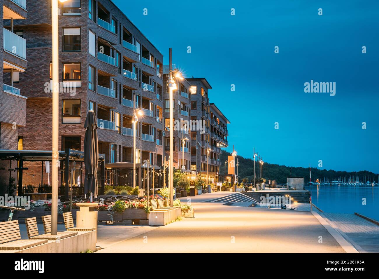 Oslo, Norvège - 24 Juin 2019: Nuit Vue Embankment Et Résidentiel Maison Multi-Étages Sur La Rue Sorengkaia Dans Le District De Gamle Oslo. Zone résidentielle I Banque D'Images