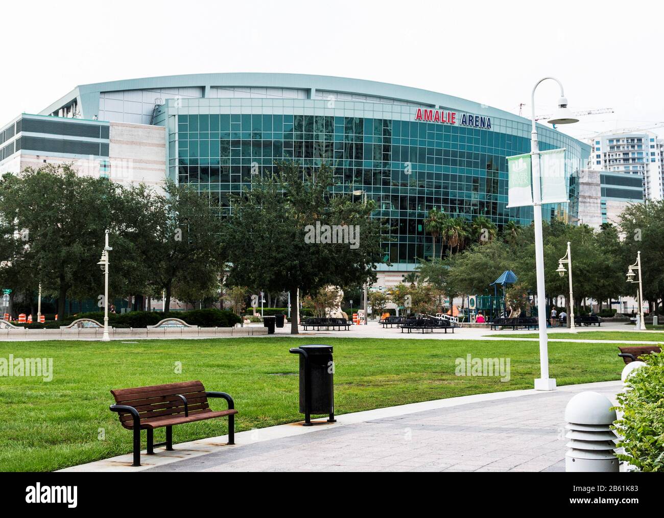 Tampa, Floride, États-Unis - 21 juillet 2018 : vue sur la Tampa'a Amale Arena depuis le parc en face de l'arène. Banque D'Images