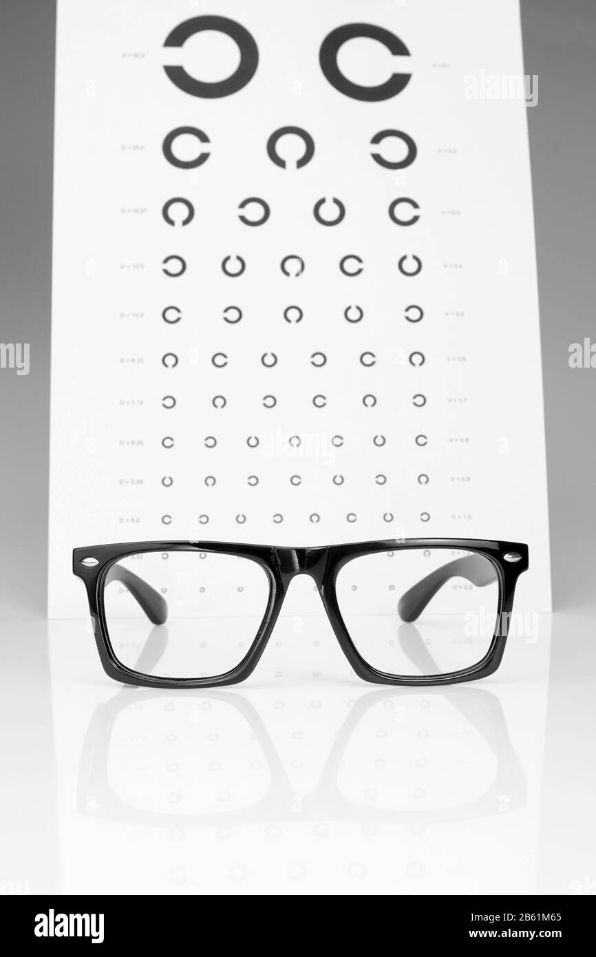 Examen visuel de la table de Golovin et des lunettes. Sur fond gris. Banque D'Images Examen visuel de la table de Golovin et des lunettes. Sur fond gris. Banque D'Images