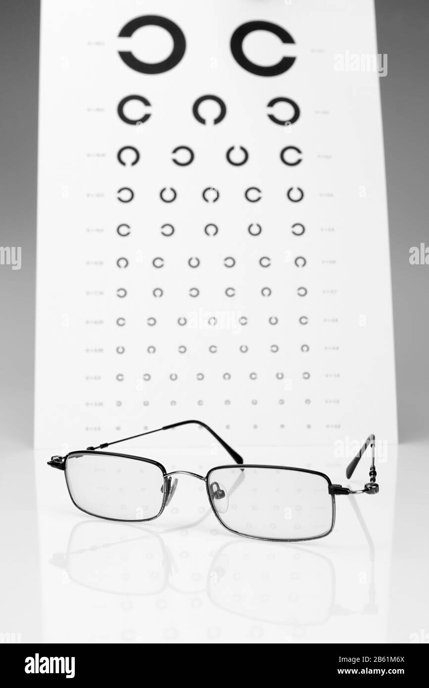 Test visuel de la table de Golovin et des lunettes. Banque D'Images Test visuel de la table de Golovin et des lunettes. Banque D'Images