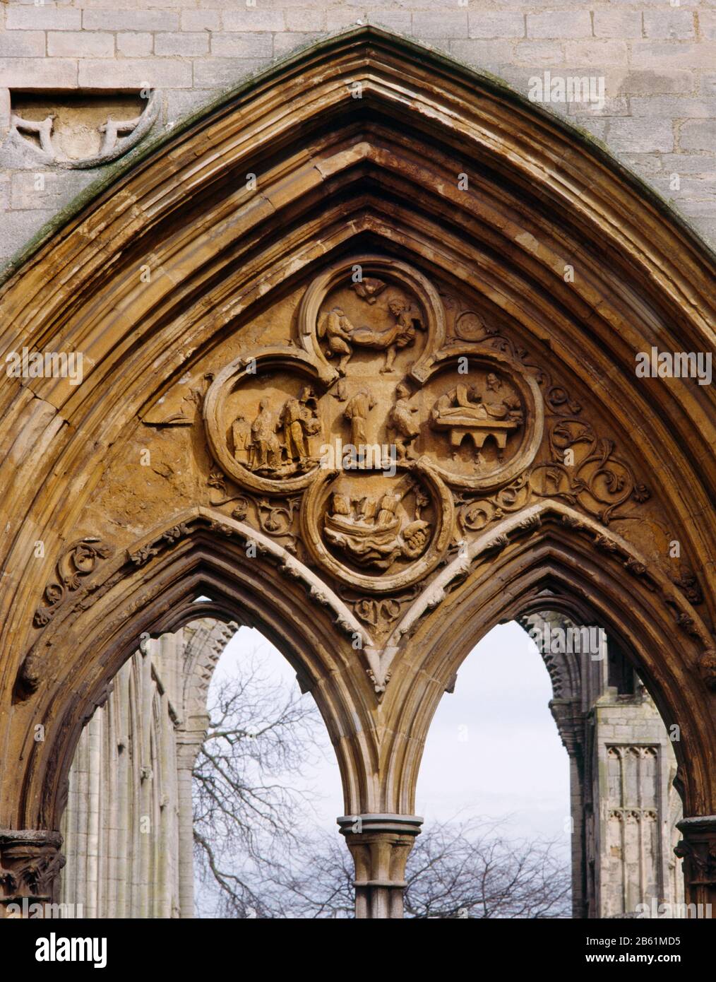 Scènes endommagées de la vie de St Guthlac (d. 714) sur le front W de la nef ruinée de l'abbaye de Croyland, Crowland, Lincolnshire, Angleterre, Royaume-Uni. Banque D'Images