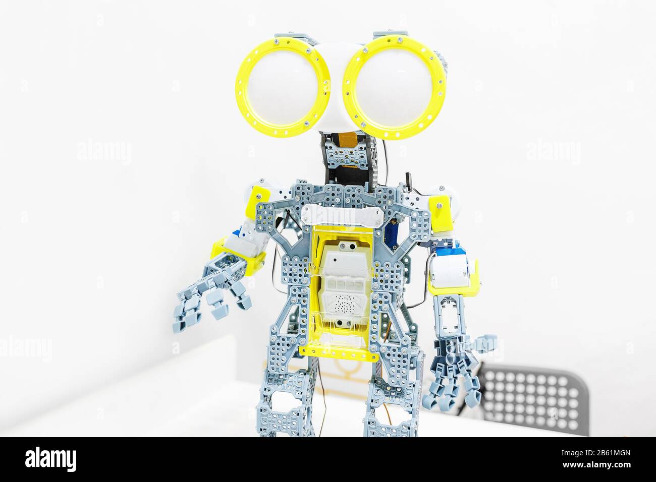 Robot humanoïde fait d'un concepteur avec des mains et de grands yeux drôles Banque D'Images